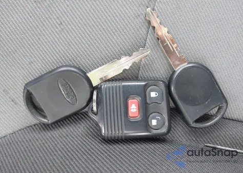 2005 Ford Escape Xls z USA, uszkodzony, nr VIN 1FMYU02Z65KB67599